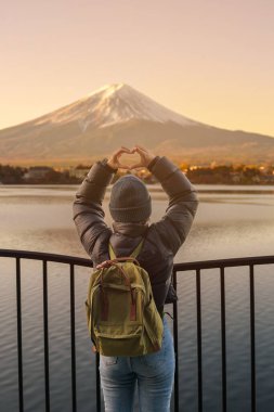 Fuji Dağı 'nda Kawaguchi Gölü' nde yaşayan kadın turist Fujikawaguchiko, Yamanashi, Japonya 'da Fuji Dağı' nı gezen mutlu gezgin. Turistler için dönüm noktası. Japonya Seyahat, Varış ve Tatil