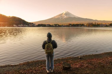 Fuji Dağı 'nda Kawaguchi Gölü' nde yaşayan kadın turist Fujikawaguchiko, Yamanashi, Japonya 'da Fuji Dağı' nı gezen mutlu gezgin. Turistler için dönüm noktası. Japonya Seyahat, Varış ve Tatil