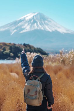 Fuji Dağı 'nda Kawaguchi Gölü' nde yaşayan kadın turist Fujikawaguchiko, Yamanashi, Japonya 'da Fuji Dağı' nı gezen mutlu gezgin. Turistler için dönüm noktası. Japonya Seyahat, Varış ve Tatil