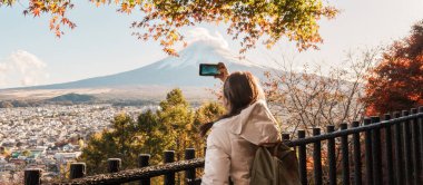 Fuji Dağı ile sonbahar sezonunda Chureito Pagoda 'da seyahat eden Gezgin, Japonya' daki Arakurayama Sengen Parkı 'nda seyahat eder. Turistlerin ilgi odağı. Japonya Seyahat, Varış ve Tatil