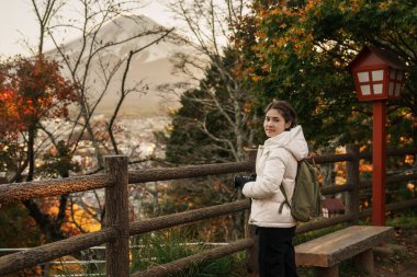 Fuji Dağı ile sonbahar sezonunda Chureito Pagoda 'da seyahat eden Gezgin, Japonya' daki Arakurayama Sengen Parkı 'nda seyahat eder. Turistlerin ilgi odağı. Japonya Seyahat, Varış ve Tatil