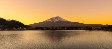 Fuji Dağı, Kawaguchi Gölü 'nde, gün doğumunda. Fujikawaguchiko Dağı, Yamanashi, Japonya. Turistler için dönüm noktası. Japonya Seyahat, Varış, Tatil ve Fuji Dağı konsepti