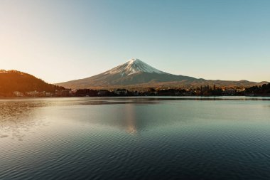 Fuji Dağı, Kawaguchi Gölü 'nde, gün doğumunda. Fujikawaguchiko Dağı, Yamanashi, Japonya. Turistler için dönüm noktası. Japonya Seyahat, Varış, Tatil ve Fuji Dağı konsepti