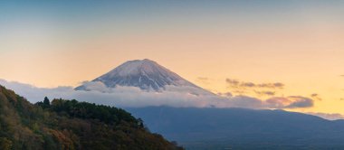 Akşamüstü Kawaguchi Gölü 'nde Fuji Dağı. Fujikawaguchiko Dağı, Yamanashi, Japonya. Turistler için dönüm noktası. Japonya Seyahat, Varış, Tatil ve Fuji Dağı konsepti