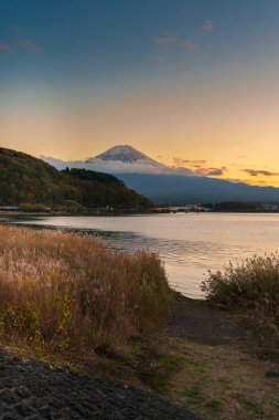 Akşamüstü Kawaguchi Gölü 'nde Fuji Dağı. Fujikawaguchiko Dağı, Yamanashi, Japonya. Turistler için dönüm noktası. Japonya Seyahat, Varış, Tatil ve Fuji Dağı konsepti