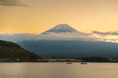 Akşamüstü Kawaguchi Gölü 'nde Fuji Dağı. Fujikawaguchiko Dağı, Yamanashi, Japonya. Turistler için dönüm noktası. Japonya Seyahat, Varış, Tatil ve Fuji Dağı konsepti