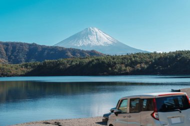 Fuji Dağı, Kawaguchiko yakınlarındaki Saiko Gölü 'nde, Japonya' nın Yamanashi kentindeki Fuji 5 Gölünden biri. Turistler için dönüm noktası. Japonya Seyahat, Varış, Tatil ve Fuji Dağı konsepti