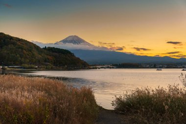 Akşamüstü Kawaguchi Gölü 'nde Fuji Dağı. Fujikawaguchiko Dağı, Yamanashi, Japonya. Turistler için dönüm noktası. Japonya Seyahat, Varış, Tatil ve Fuji Dağı konsepti