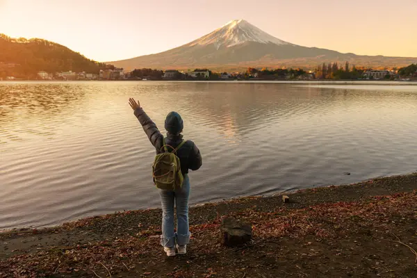 Fuji Dağı 'nda Kawaguchi Gölü' nde yaşayan kadın turist Fujikawaguchiko, Yamanashi, Japonya 'da Fuji Dağı' nı gezen mutlu gezgin. Turistler için dönüm noktası. Japonya Seyahat, Varış ve Tatil