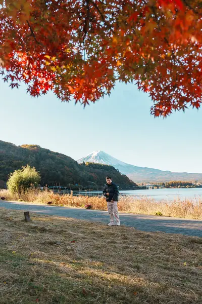 Fuji Dağı ile birlikte sonbahar mevsiminde Kawaguchi Gölü 'nde turist, mutlu gezgin Fuji Dağı, Yamanashi, Japonya. Turistler için dönüm noktası. Japonya Seyahat, Varış ve Tatil
