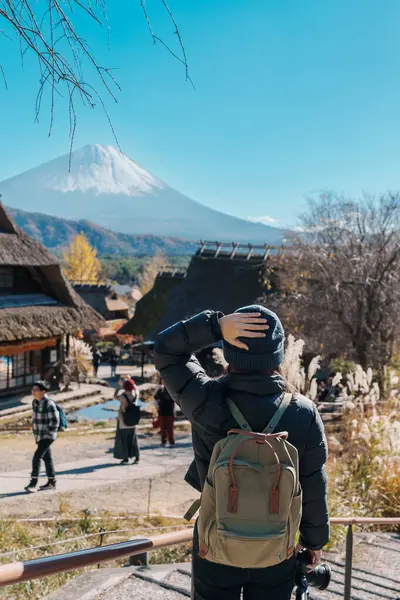 stock image Woman tourist with mount Fuji at Saiko Iyashino Sato Nenba in Autumn season, happy Traveler travel Mt Fuji, Yamanashi, Japan. Landmark for tourist attraction. Japan Travel, Destination and Vacation