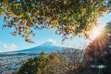 Sonbahar mevsiminde Fuji Dağı manzarası, Chureito Pagoda, Yamanashi, Japonya 'da renkli sonbahar yaprakları. Turistler için dönüm noktası. Japonya Seyahat, İstikamet, Tatil ve sezon değişimi konsepti