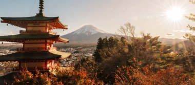Fuji Dağı, Chureito Pagoda 'da sonbahar sezonunda, Fujisan Dağı Arakurayama Sengen Parkı, Yamanashi, Japonya. Turistler için dönüm noktası. Japonya Seyahat, Varış, Tatil ve Fuji Dağı Günü