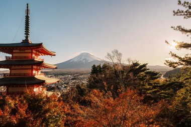 Fuji Dağı, Chureito Pagoda 'da sonbahar sezonunda, Fujisan Dağı Arakurayama Sengen Parkı, Yamanashi, Japonya. Turistler için dönüm noktası. Japonya Seyahat, Varış, Tatil ve Fuji Dağı Günü