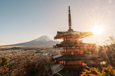 Fuji Dağı, Chureito Pagoda 'da sonbahar sezonunda, Fujisan Dağı Arakurayama Sengen Parkı, Yamanashi, Japonya. Turistler için dönüm noktası. Japonya Seyahat, Varış, Tatil ve Fuji Dağı Günü