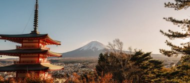 Fuji Dağı, Chureito Pagoda 'da sonbahar sezonunda, Fujisan Dağı Arakurayama Sengen Parkı, Yamanashi, Japonya. Turistler için dönüm noktası. Japonya Seyahat, Varış, Tatil ve Fuji Dağı Günü