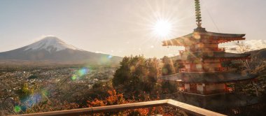 Fuji Dağı, Chureito Pagoda 'da sonbahar sezonunda, Fujisan Dağı Arakurayama Sengen Parkı, Yamanashi, Japonya. Turistler için dönüm noktası. Japonya Seyahat, Varış, Tatil ve Fuji Dağı Günü