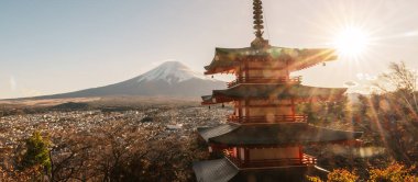 Fuji Dağı, Chureito Pagoda 'da sonbahar sezonunda, Fujisan Dağı Arakurayama Sengen Parkı, Yamanashi, Japonya. Turistler için dönüm noktası. Japonya Seyahat, Varış, Tatil ve Fuji Dağı Günü