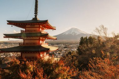 Fuji Dağı, Chureito Pagoda 'da sonbahar sezonunda, Fujisan Dağı Arakurayama Sengen Parkı, Yamanashi, Japonya. Turistler için dönüm noktası. Japonya Seyahat, Varış, Tatil ve Fuji Dağı Günü