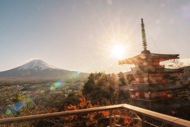 Fuji Dağı, Chureito Pagoda 'da sonbahar sezonunda, Fujisan Dağı Arakurayama Sengen Parkı, Yamanashi, Japonya. Turistler için dönüm noktası. Japonya Seyahat, Varış, Tatil ve Fuji Dağı Günü