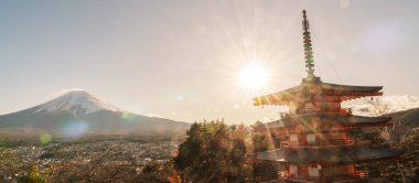 Fuji Dağı, Chureito Pagoda 'da sonbahar sezonunda, Fujisan Dağı Arakurayama Sengen Parkı, Yamanashi, Japonya. Turistler için dönüm noktası. Japonya Seyahat, Varış, Tatil ve Fuji Dağı Günü