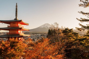 Fuji Dağı, Chureito Pagoda 'da sonbahar sezonunda, Fujisan Dağı Arakurayama Sengen Parkı, Yamanashi, Japonya. Turistler için dönüm noktası. Japonya Seyahat, Varış, Tatil ve Fuji Dağı Günü