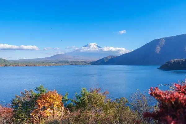 stock image Mount Fuji at Lake Motosu in Autumn season. Mt Fujisan in Fujikawaguchiko, Yamanashi, Japan. Landmark for tourists attraction. Japan Travel, Destination, Vacation and Mount Fuji Day concept