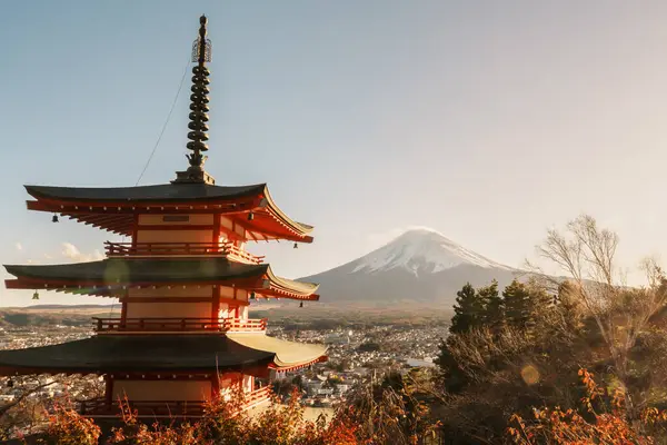 Fuji Dağı, Chureito Pagoda 'da sonbahar sezonunda, Fujisan Dağı Arakurayama Sengen Parkı, Yamanashi, Japonya. Turistler için dönüm noktası. Japonya Seyahat, Varış, Tatil ve Fuji Dağı Günü