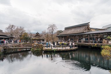 Turistler Oshino Hakkai köyünü geziyor. Yamanashi, Japonya, 15 Kasım 2023