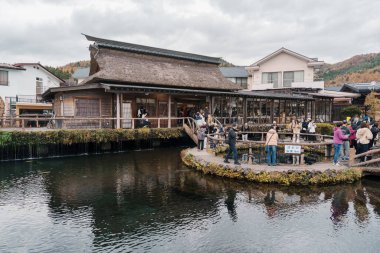 Turistler Oshino Hakkai köyünü geziyor. Yamanashi, Japonya, 15 Kasım 2023