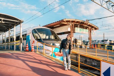 Fujisan Express treni, Fujikawaguchiko, Yamanashi 'de Fujikyuko Hattı' nda bulunan bir tren istasyonudur. Yamanashi, Japonya, 15 Kasım 2023