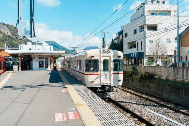 Otsuki şehrindeki Chuo Main Line 'da bulunan Otsuki istasyonundaki yerel tren, Doğu Japonya Demiryolu Şirketi (JR East) ve Fuji Kyuko tarafından işletilmektedir. Yamanashi, Japonya, 15 Kasım 2023