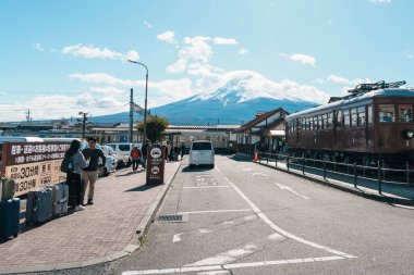 Fuji Dağı 'nın arkasında Fujikyuko Dağı bulunan Kawaguchiko İstasyonu Fujikawaguchiko, Japonya' da Fuji Kyuko (Fujikyu) tarafından işletilen bir tren istasyonudur. Yamanashi, Japonya, 15 Kasım 2023