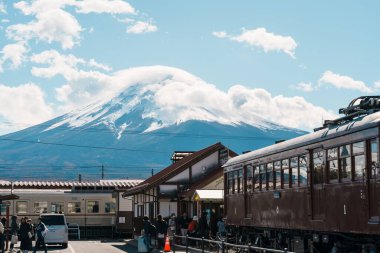 Fuji Dağı 'nın arkasında Fujikyuko Dağı bulunan Kawaguchiko İstasyonu Fujikawaguchiko, Japonya' da Fuji Kyuko (Fujikyu) tarafından işletilen bir tren istasyonudur. Yamanashi, Japonya, 15 Kasım 2023