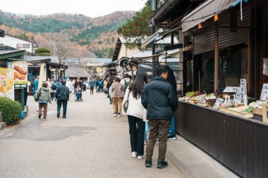 Turistler Oshino Hakkai köyünü geziyor. Yamanashi, Japonya, 15 Kasım 2023
