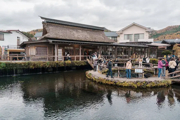 Turistler Oshino Hakkai köyünü geziyor. Yamanashi, Japonya, 15 Kasım 2023
