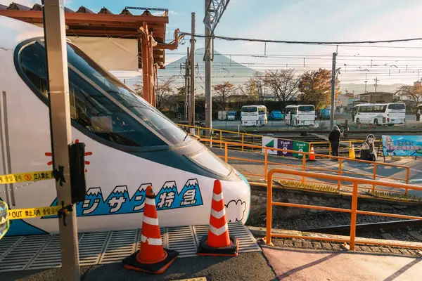 stock image Fujisan Express train with Mount Fuji behind at Kawaguchiko station, is a railway station on the Fujikyuko Line in Fujikawaguchiko, Yamanashi. Yamanashi, Japan, 15 November 2023