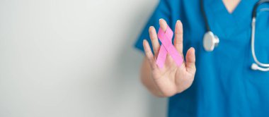 Pembe Ekim Göğüs Kanseri Bilinci Ayı, Pembe Kurdeleli kadın doktor, insanların hayatını ve hastalıklarını desteklemek için hastanede. Ulusal Kanserden kurtulanlar ayı, Anne ve Dünya Kanser Günü konsepti