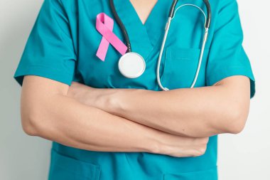 Pembe Ekim Göğüs Kanseri Bilinci Ayı, Pembe Kurdeleli kadın doktor, insanların hayatını ve hastalıklarını desteklemek için hastanede. Ulusal Kanserden kurtulanlar ayı, Anne ve Dünya Kanser Günü konsepti