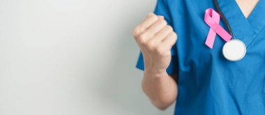 Pembe Ekim Göğüs Kanseri Bilinci Ayı, Pembe Kurdeleli kadın doktor, insanların hayatını ve hastalıklarını desteklemek için hastanede. Ulusal Kanserden kurtulanlar ayı, Anne ve Dünya Kanser Günü konsepti