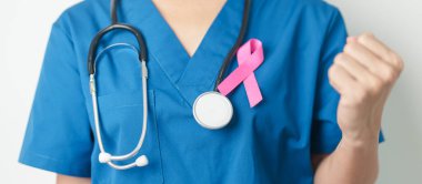 Pembe Ekim Göğüs Kanseri Bilinci Ayı, Pembe Kurdeleli kadın doktor, insanların hayatını ve hastalıklarını desteklemek için hastanede. Ulusal Kanserden kurtulanlar ayı, Anne ve Dünya Kanser Günü konsepti