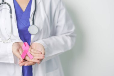 Pembe Ekim Göğüs Kanseri Bilinci Ayı, Pembe Kurdeleli kadın doktor, insanların hayatını ve hastalıklarını desteklemek için hastanede. Ulusal Kanserden kurtulanlar ayı, Anne ve Dünya Kanser Günü konsepti