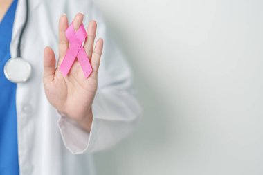 Pembe Ekim Göğüs Kanseri Bilinci Ayı, Pembe Kurdeleli kadın doktor, insanların hayatını ve hastalıklarını desteklemek için hastanede. Ulusal Kanserden kurtulanlar ayı, Anne ve Dünya Kanser Günü konsepti