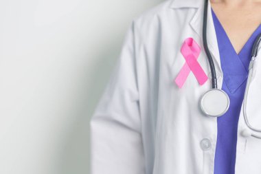 Pembe Ekim Göğüs Kanseri Bilinci Ayı, Pembe Kurdeleli kadın doktor, insanların hayatını ve hastalıklarını desteklemek için hastanede. Ulusal Kanserden kurtulanlar ayı, Anne ve Dünya Kanser Günü konsepti