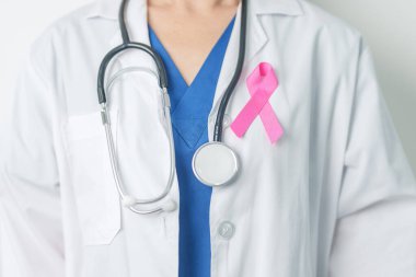 Pembe Ekim Göğüs Kanseri Bilinci Ayı, Pembe Kurdeleli kadın doktor, insanların hayatını ve hastalıklarını desteklemek için hastanede. Ulusal Kanserden kurtulanlar ayı, Anne ve Dünya Kanser Günü konsepti