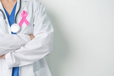 Pembe Ekim Göğüs Kanseri Bilinci Ayı, Pembe Kurdeleli kadın doktor, insanların hayatını ve hastalıklarını desteklemek için hastanede. Ulusal Kanserden kurtulanlar ayı, Anne ve Dünya Kanser Günü konsepti