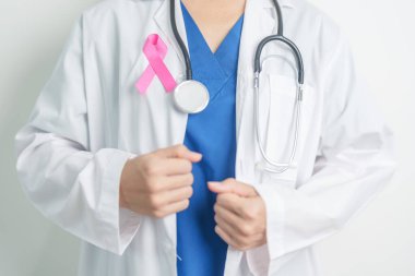 Pembe Ekim Göğüs Kanseri Bilinci Ayı, Pembe Kurdeleli kadın doktor, insanların hayatını ve hastalıklarını desteklemek için hastanede. Ulusal Kanserden kurtulanlar ayı, Anne ve Dünya Kanser Günü konsepti