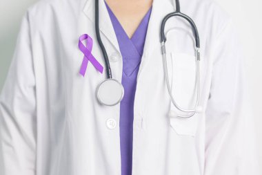 Şiddet, Pankreas, Özofagus, Testis kanseri, Alzheimer, epilepsi, lupus, Sarkoidoz ve Fibromiyalji için mor kurdele tutan doktor. Farkındalık ayı ve Dünya Kanser Günü konsepti