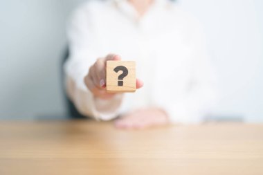 Tahta Soru Bloğu İşareti (? İmzala. SSS, sıklıkla sorulan sorular, yanıtlar, soru-cevap, bilgi, iletişim ve sorgulama kavramları