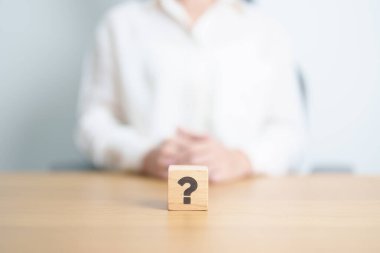 Tahta Soru Bloğu İşareti (? İmzala. SSS, sıklıkla sorulan sorular, yanıtlar, soru-cevap, bilgi, iletişim ve sorgulama kavramları